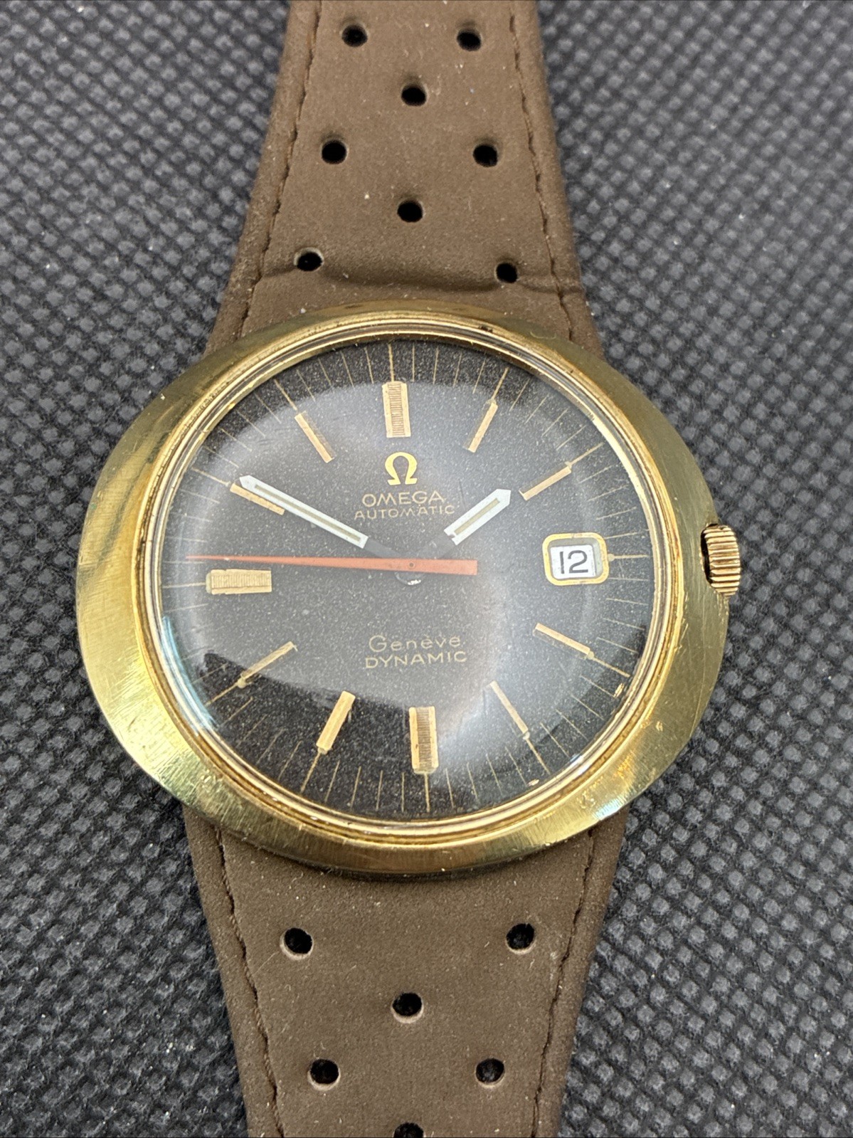 OMEGA Genève Dynamic Date Gold Top Case Stainless Steel Back Rare Speckled Dial