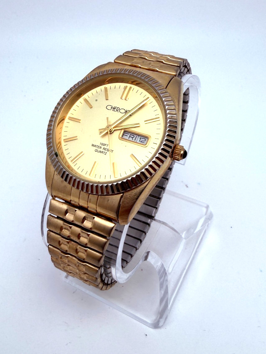 Cherokee Gold Tone Watch Day Date Quartz Mens Fluted Bezel Stretch Band Working