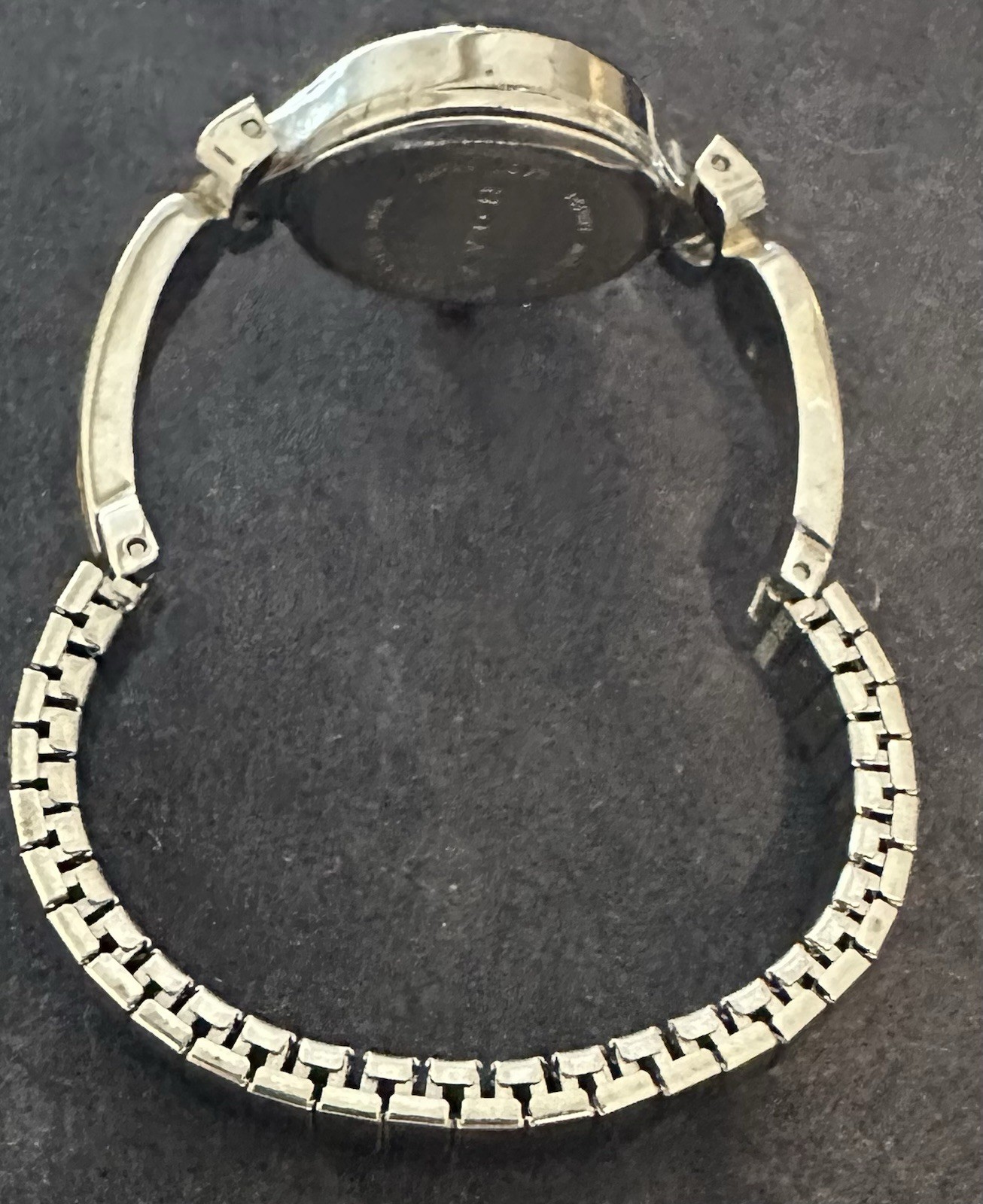 Avon Quartz Women’s Silver-Tone Oval Analog Watch Metal Bracelet Vintage 1990s