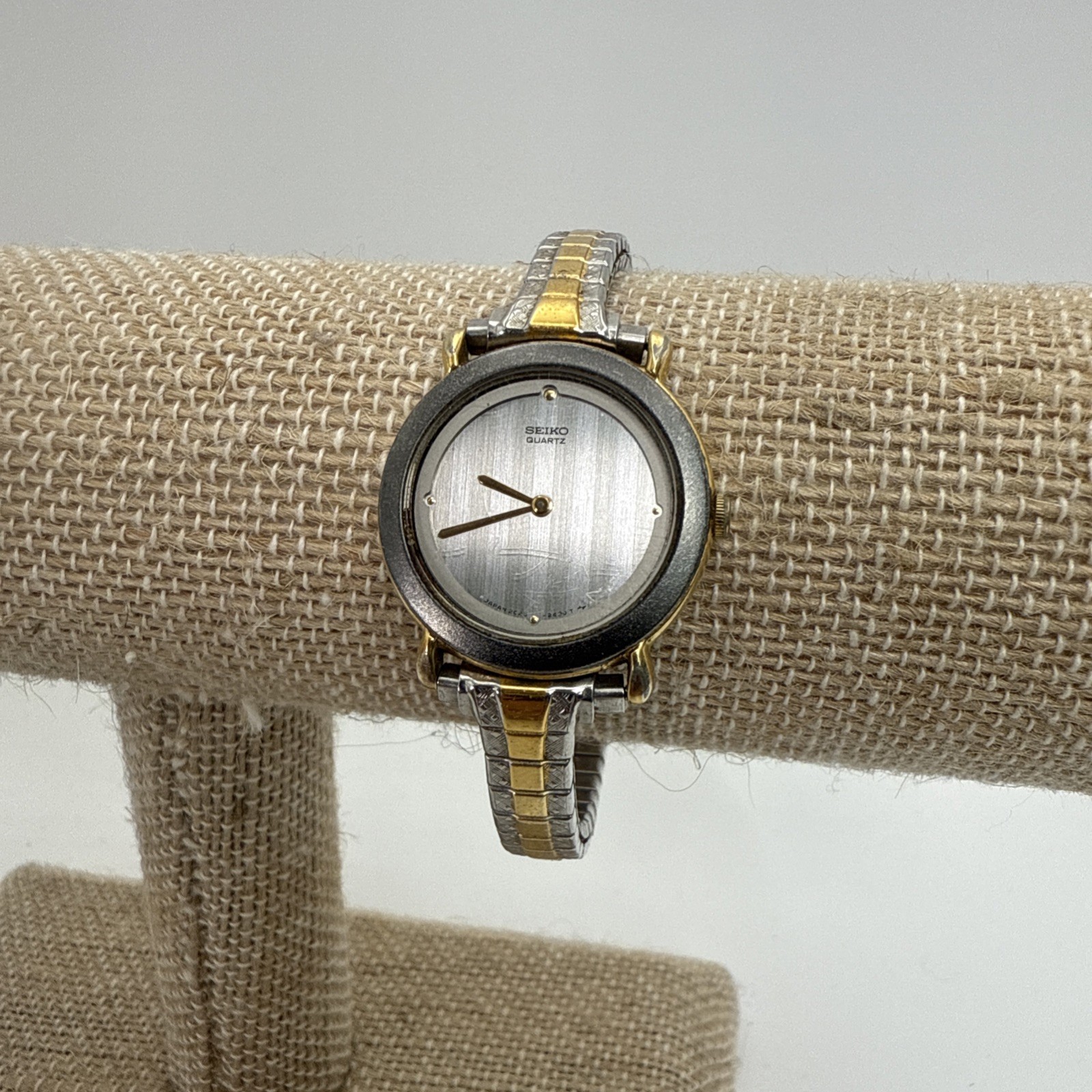 VTG Seiko Watch Women Gold Tone Silver Dial 24mm Round 2C20-0399 Not Running