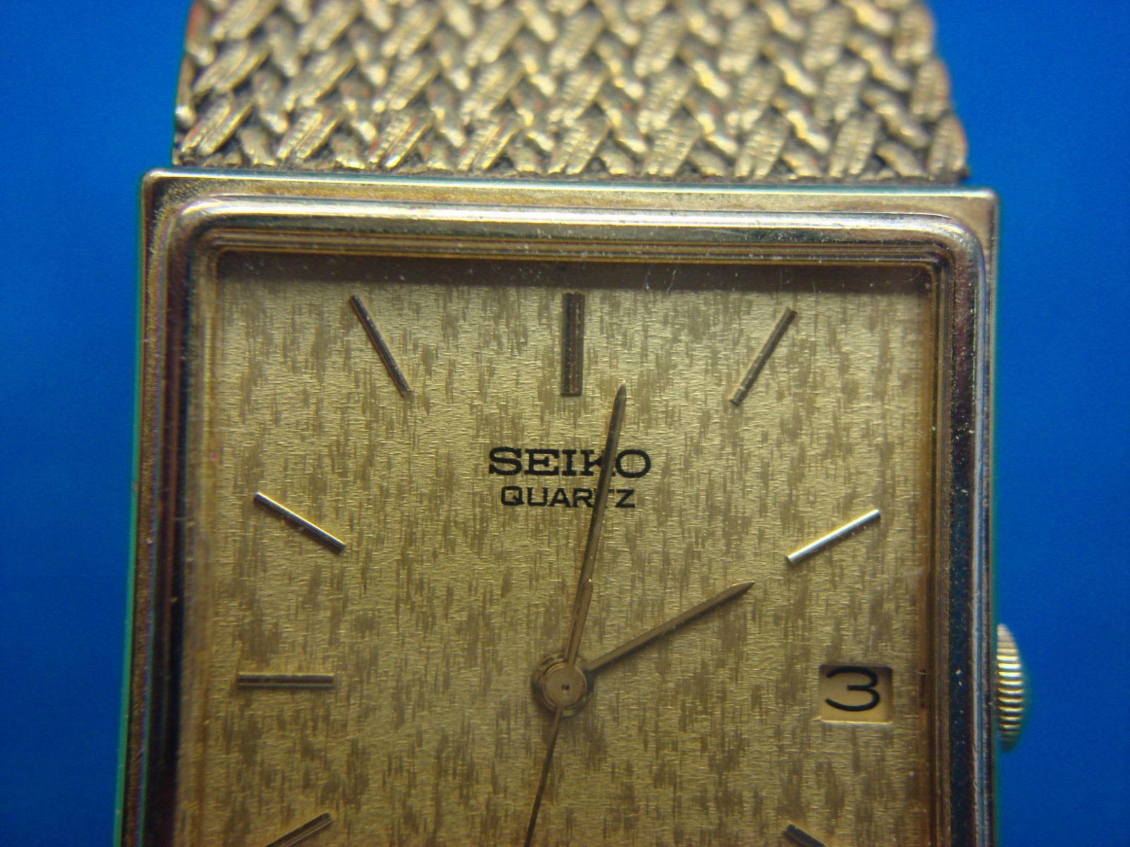 VINTAGE SEIKO 2A32 QUARTZ WRISTWATCH – SEEN SOME WEAR BUT STILL RUNNING WELL