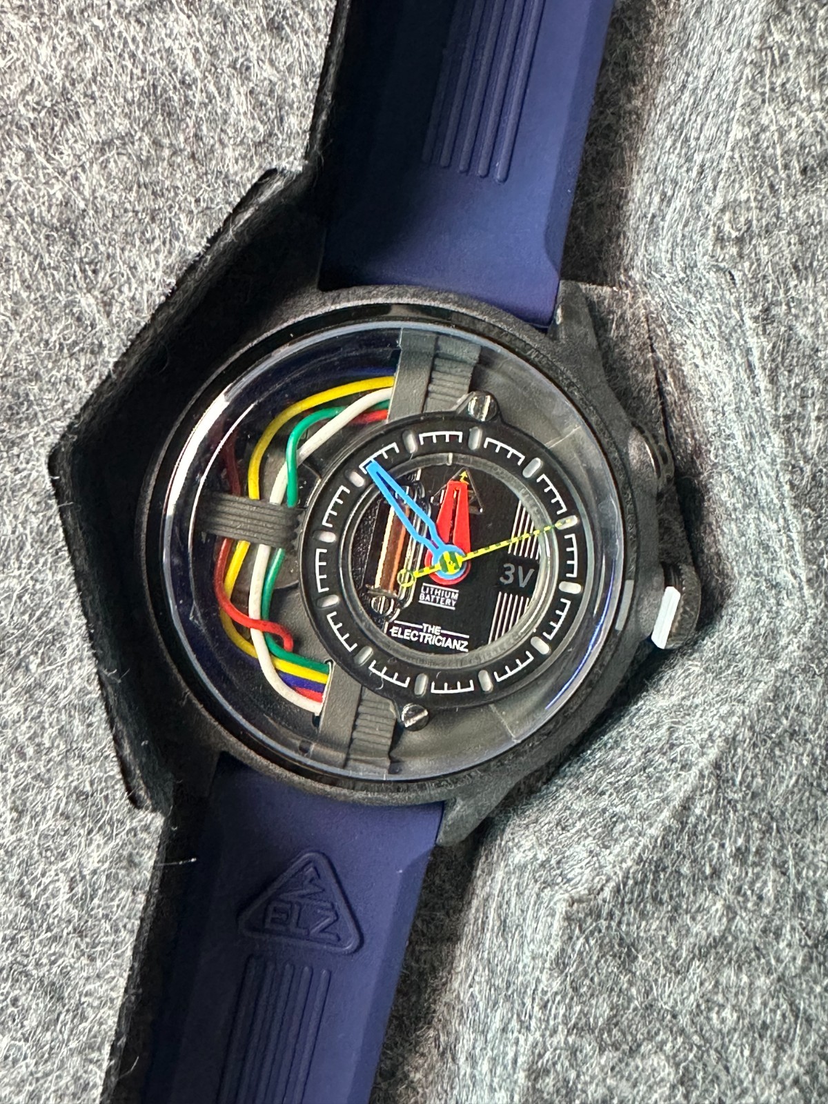 The Electricianz The CarbonZ – Swiss Quartz Watch