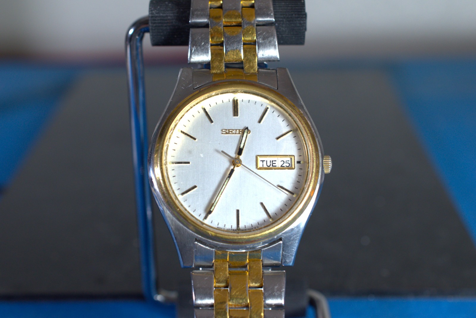 Seiko Mens Watch 37mm Silver Gold Tone – Day / Date – 7N43-9048