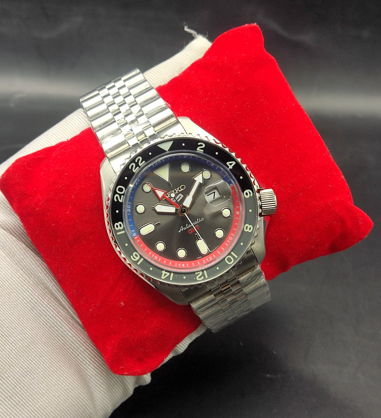 Vintage Refurbished Seiko Stainless Steel Automatic Gray Dial Men’s Wrist Watch