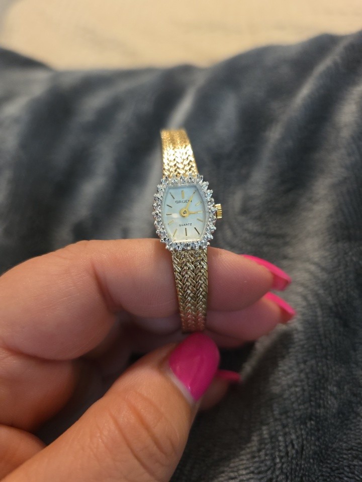 Vintage Gruen Diamond Bezel Ladies Quartz Watch Gold Tone Needs Battery