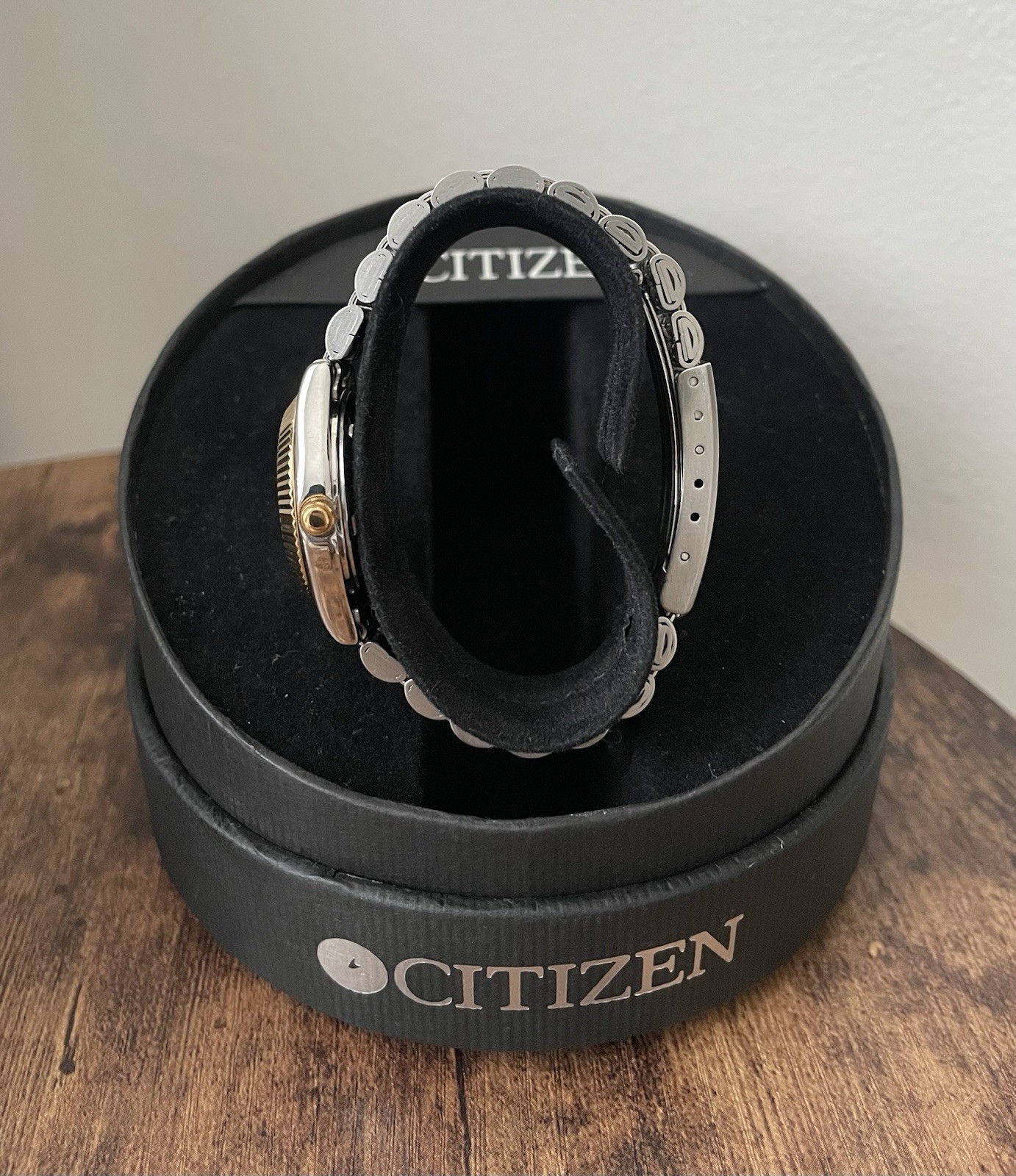 Citizen Two-Tone 1002-8023041 Quartz Watch with the box. Needs New Battery