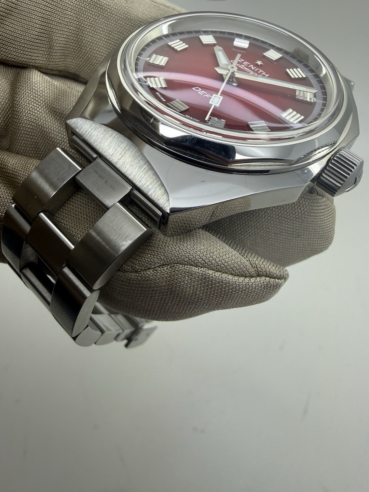 2023 Zenith Defy Revival Red Dial 37mm Auto A3691 03.A3642.670/3691.M3642 B+P