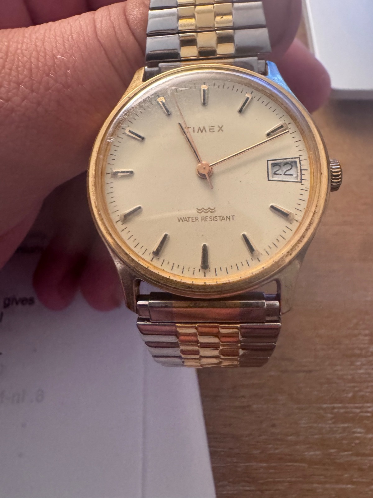 Vintage Timex Gold Tone Mens Quartz Watch Date Expansion Stretch Band Water Resi