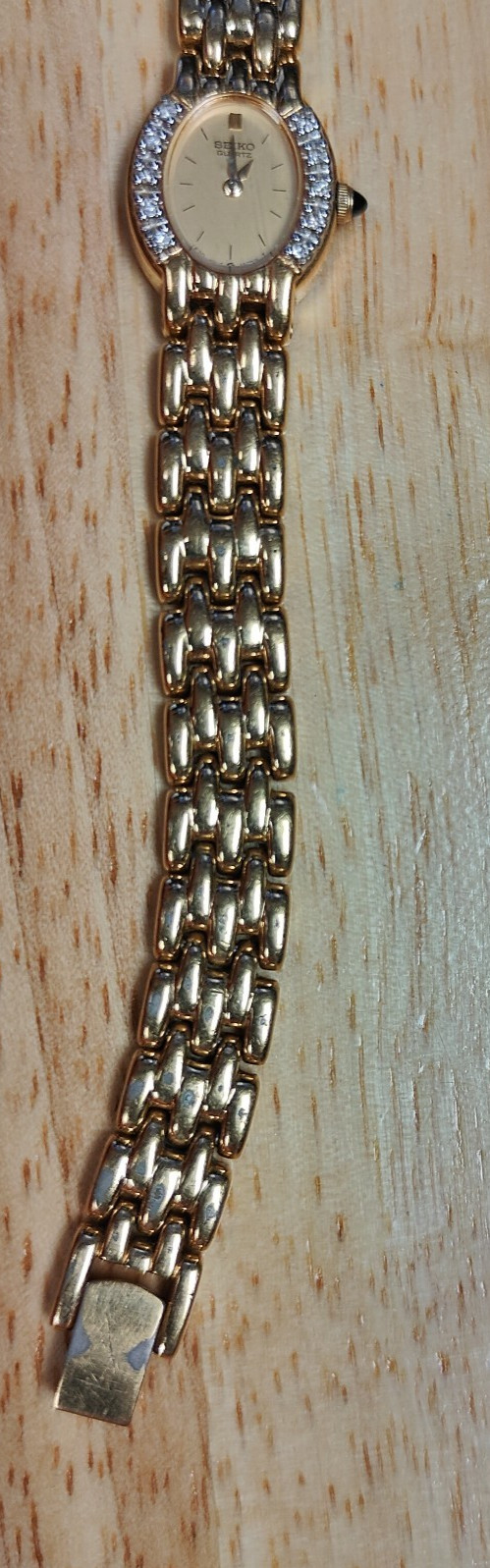 Vintage Seiko Women Ladies Gold Metal Oval Face Diamond Accent 1F20-5G19 Watch