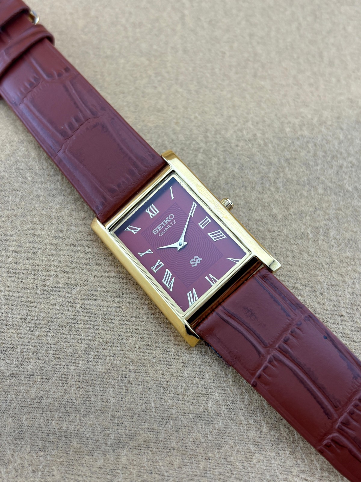 RED DIAL GOLD CASE Vintage Seiko Slim Quartz Men’s WristWatch