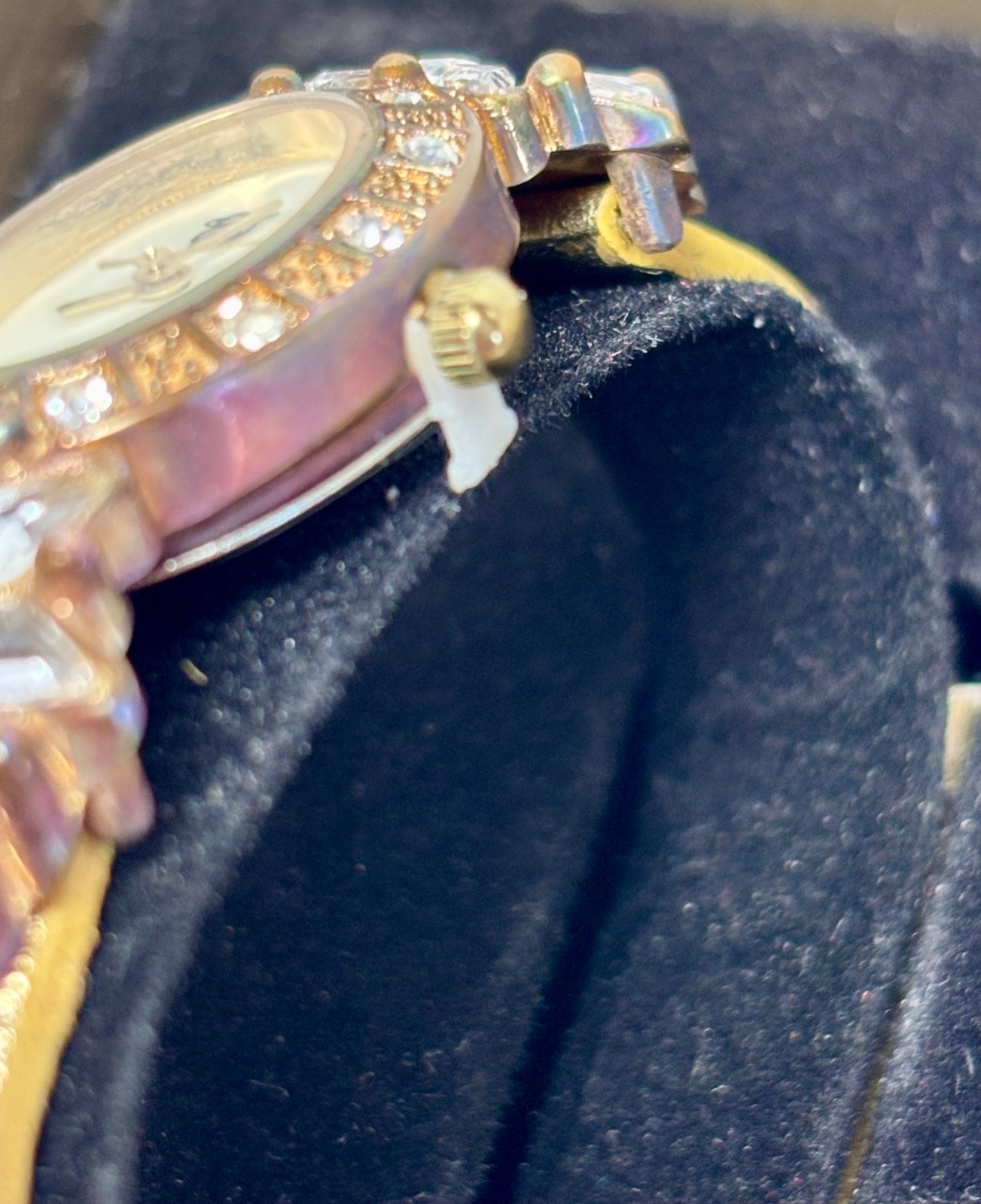ELIZABETH TAYLOR WHITE DIAMONDS Floral Rhinestone Gold Tone Watch in Box