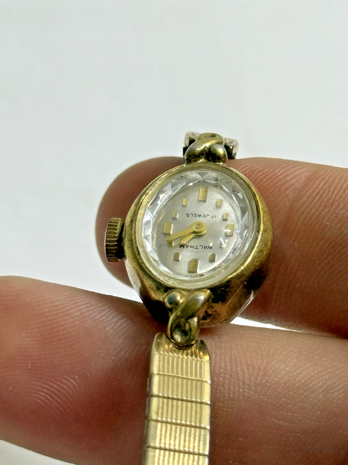 Vintage Weltham 17 Jewels Ladies Gold Tone Stretch Band 16mm Wristwatch Works