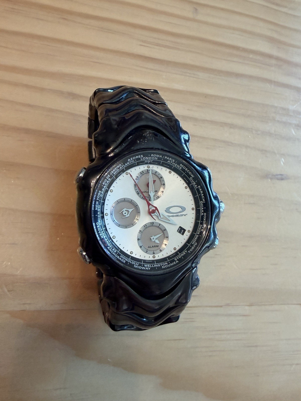 OAKLEY GMT Chronograph Watch White Dial World Time Sapphire Crystal. +2 links.