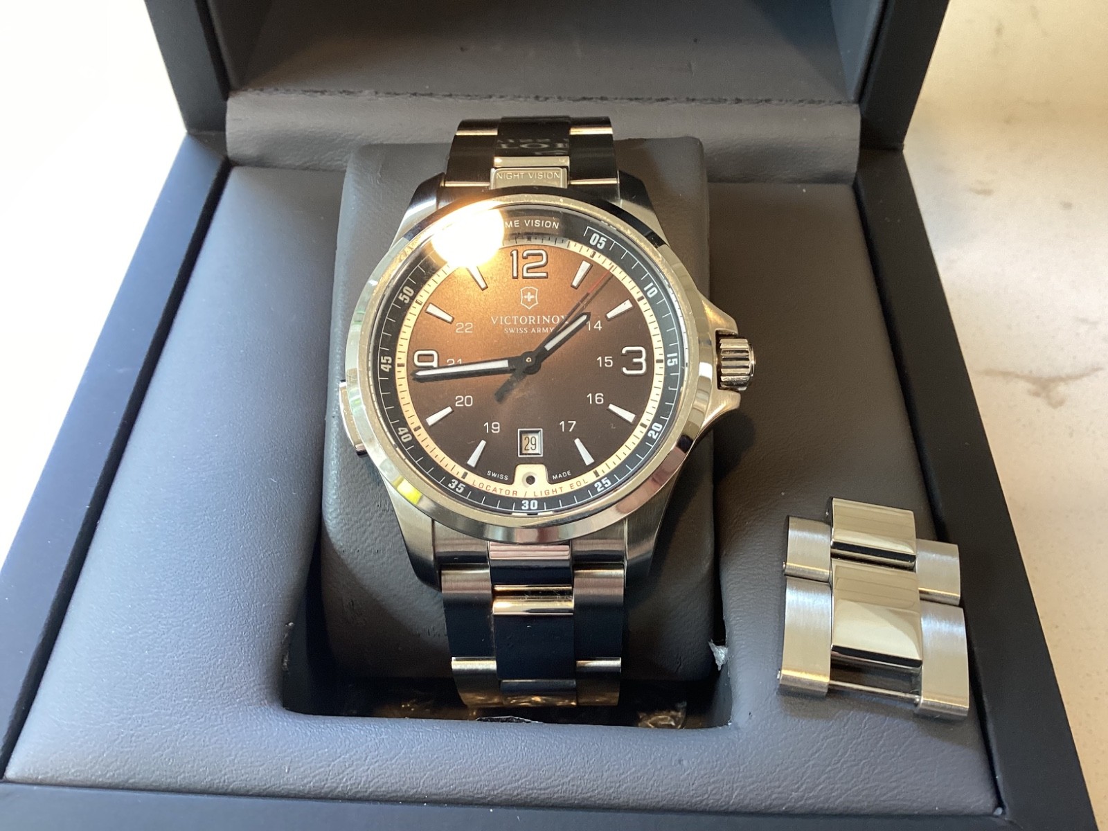 VictorINOX SWISS ARMY~Mens NIGHT VISION Gen 3~Strob/Beacon/Back Light~Bracelet~X