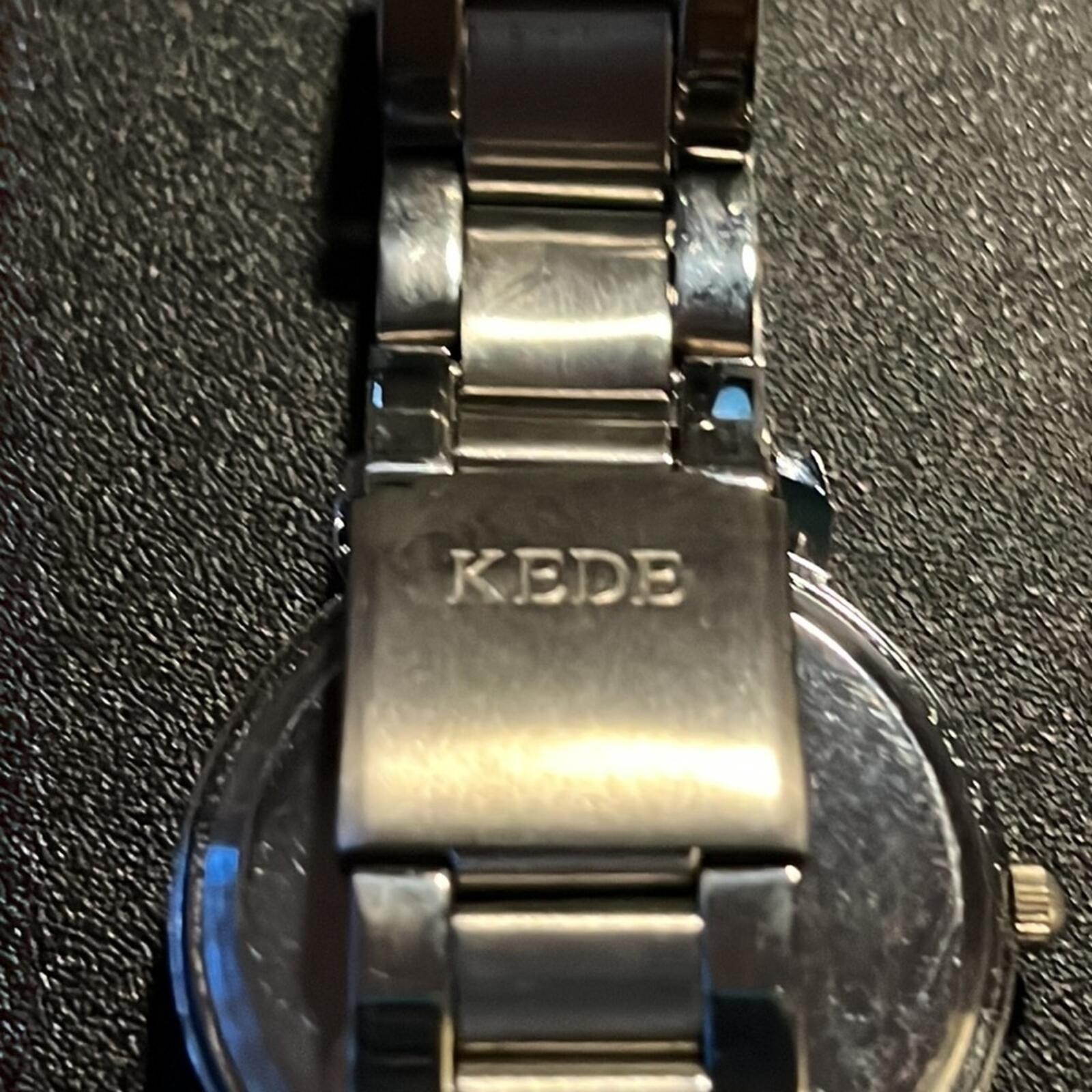 EUC Kede Mickey Mouse watch – rotating hearts second hand
