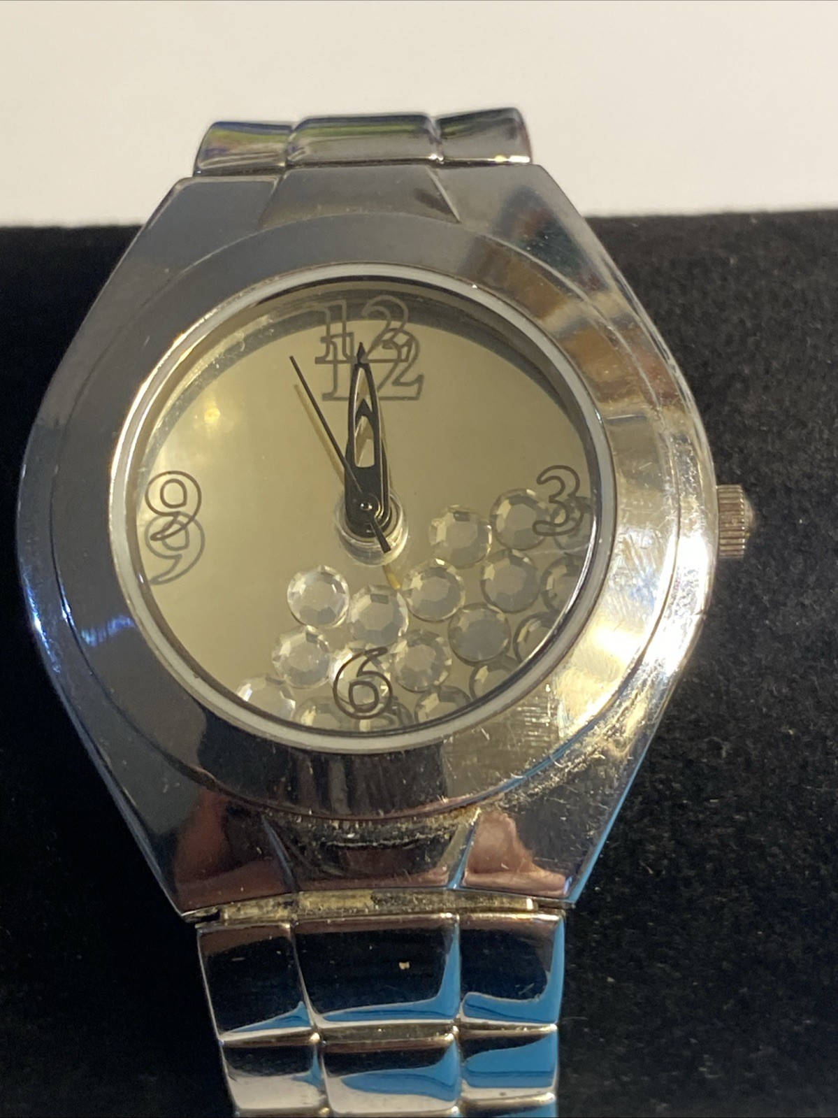 GG Women’s Quartz Watch Silver Tone Round Dial- New Battery Floating Diamonds