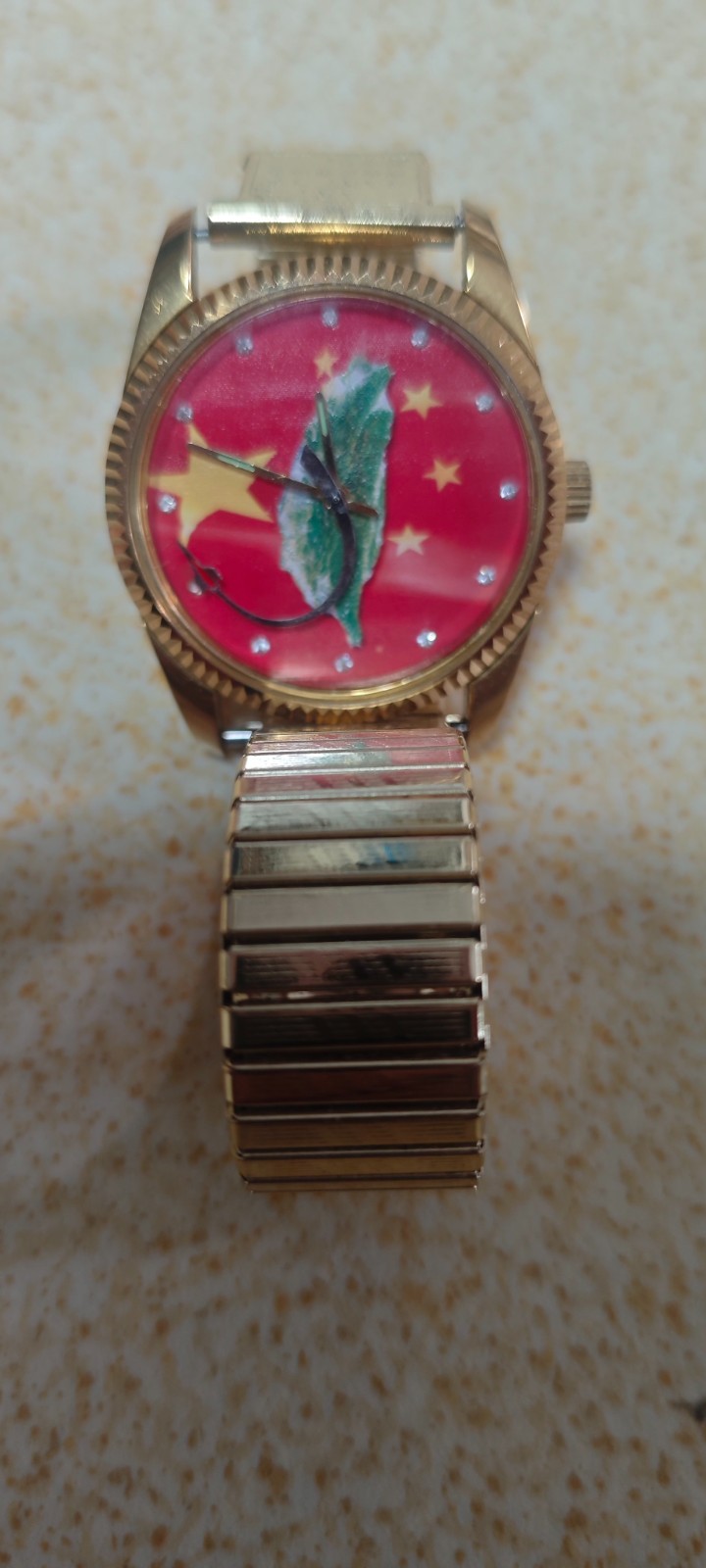 EN: Vintage-Style Watch with Chinese Flag Dial and Gold-Tone Case