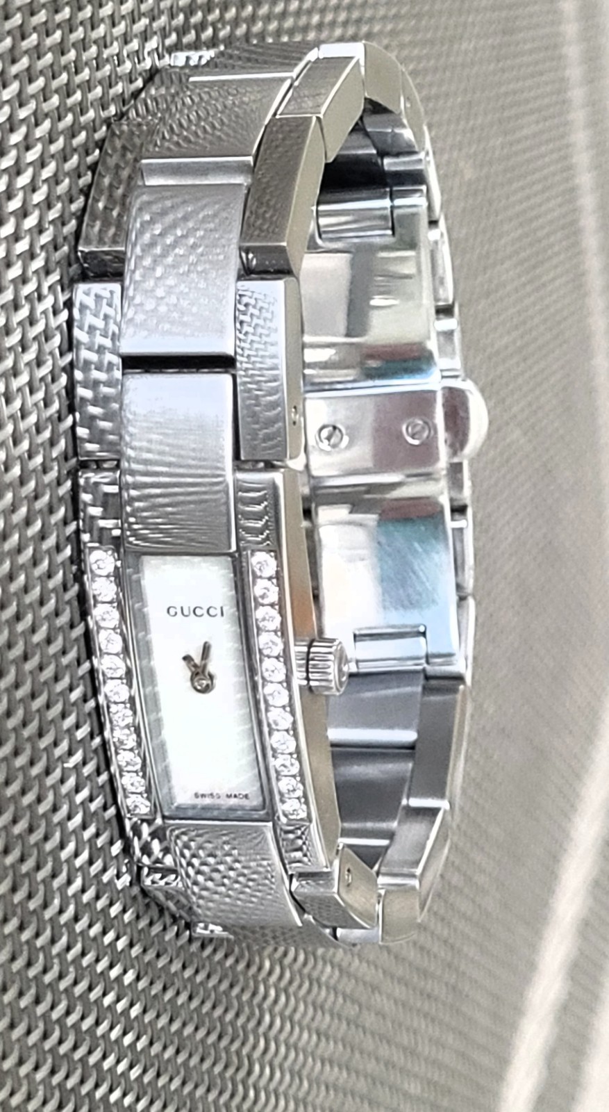 Gucci 4600L Ladies💃 Authentic Swiss Made,Diamond Bezel,Excellent,Petite 5.5″.