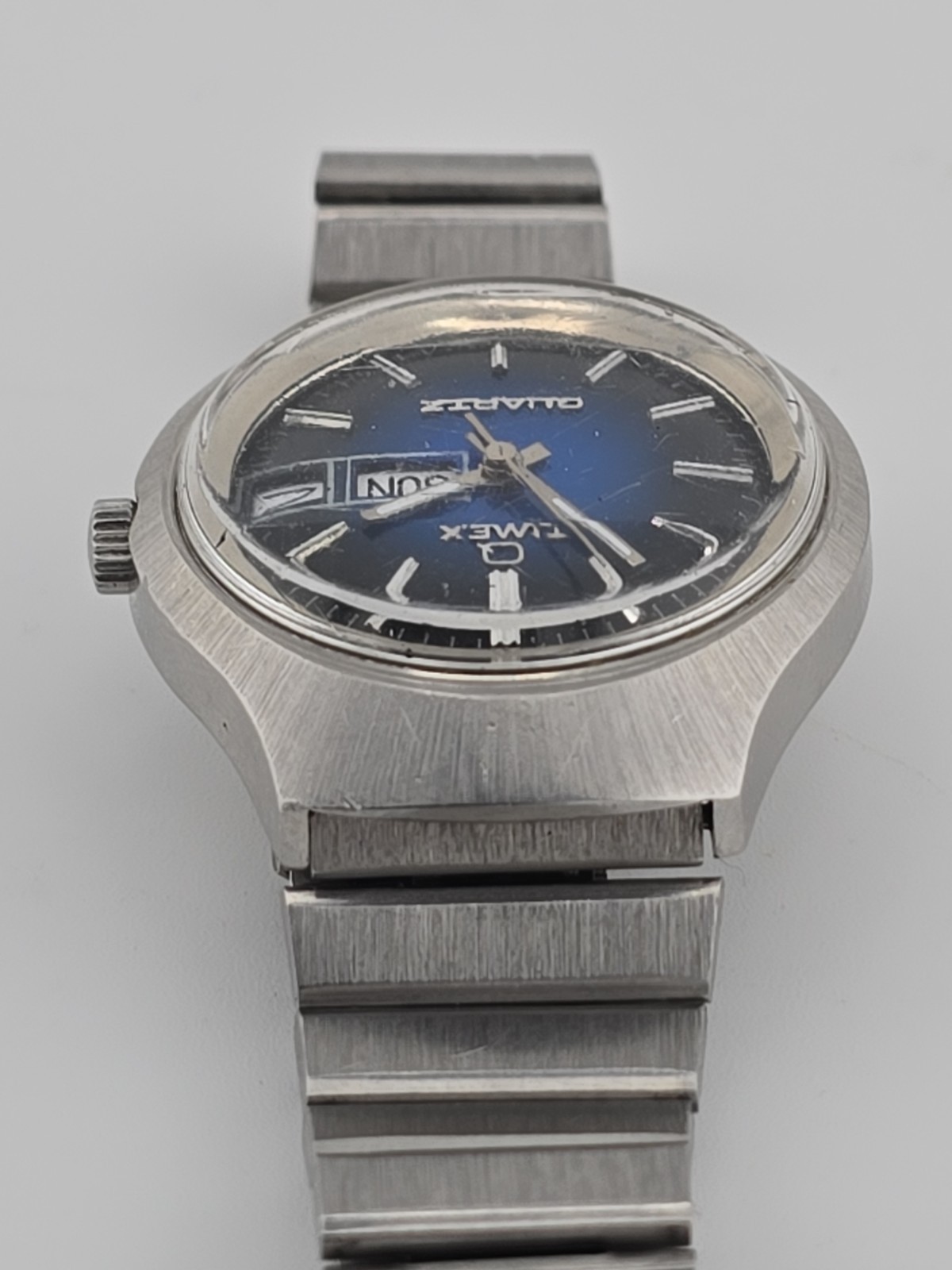 1970’s Vintage Timex Q Quartz Day-Date Watch Blue Dial 38mm w/ Bracelet – Works