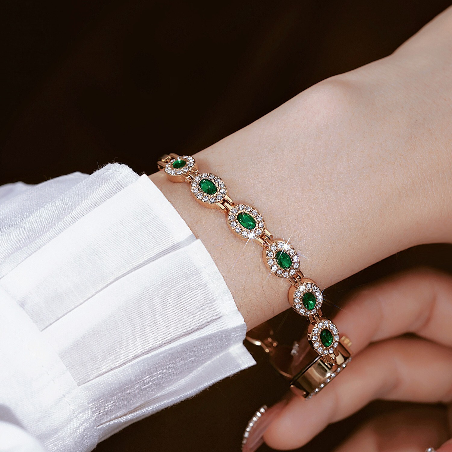 Luxury Women Watch Diamond Emerald Green Stone Bracelet Band Women’s Wrist Watch