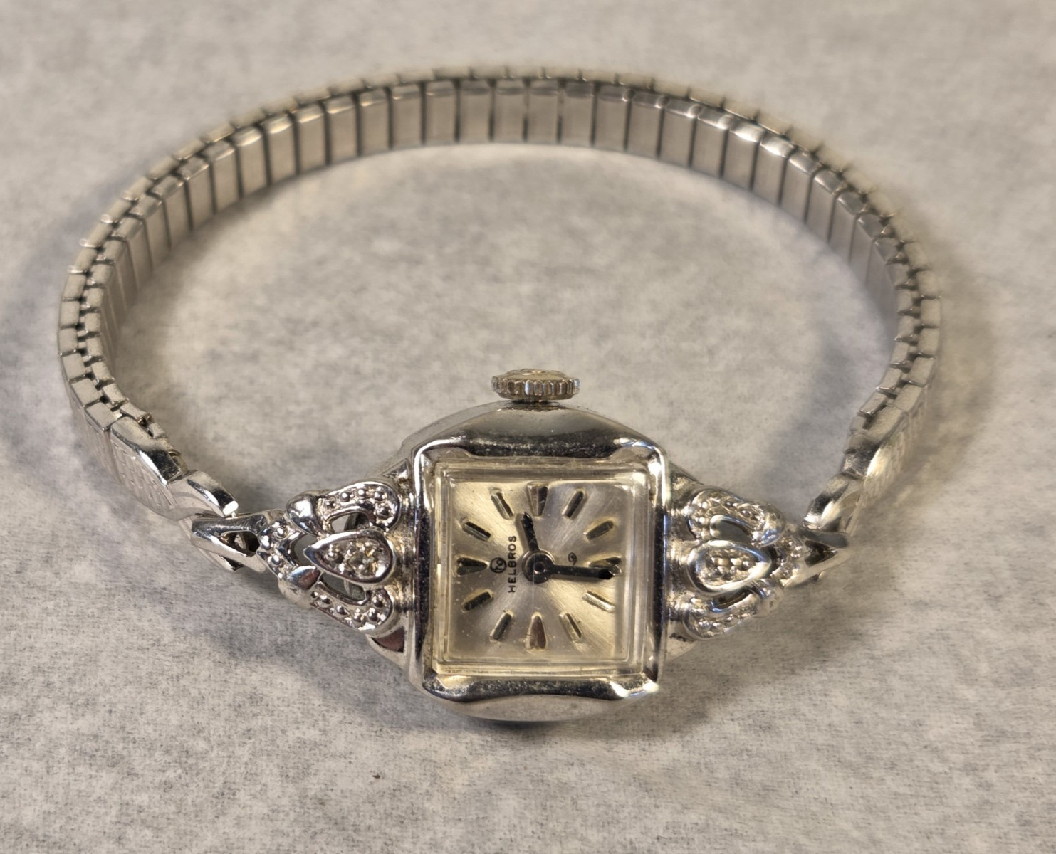 Vintage 1950’s HELBROS Ladies Mechanical Dress Watch Silver Tone Petite RUNS