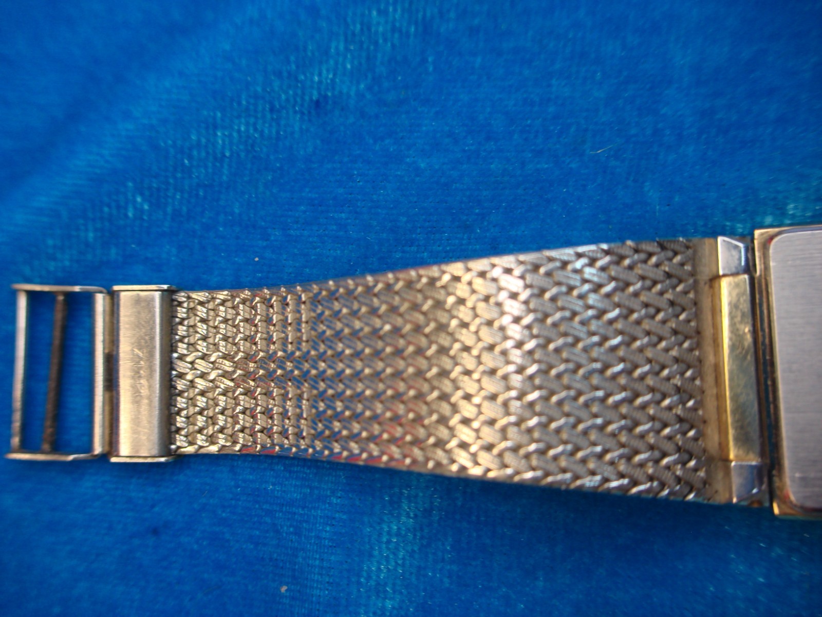 VINTAGE SEIKO 2A32 QUARTZ WRISTWATCH – SEEN SOME WEAR BUT STILL RUNNING WELL