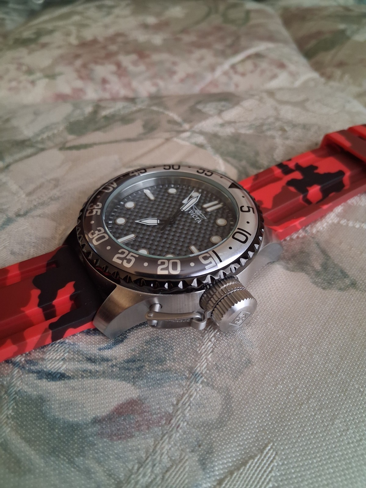 Invicta Diver Men’s Quartz 50mm 100m Silver Case Red/Black Silicone