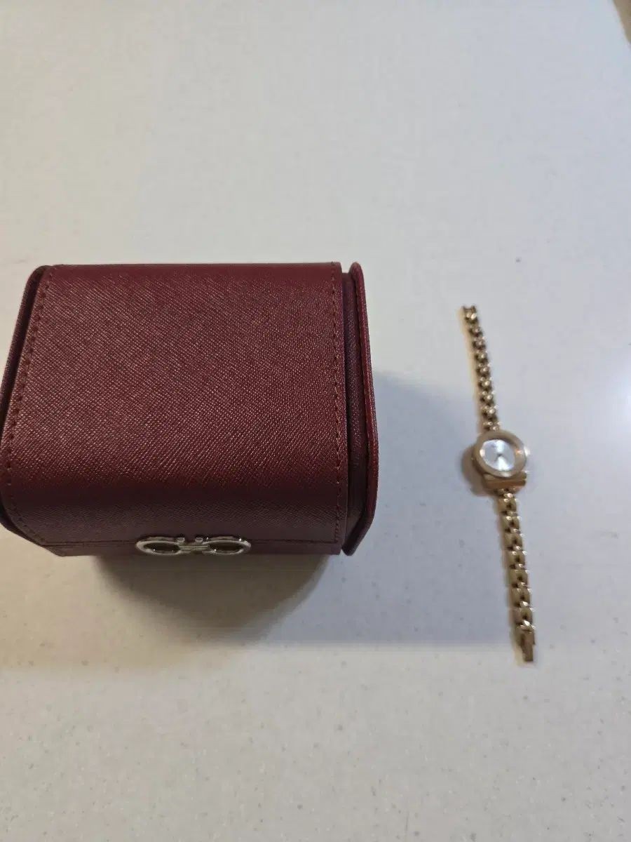 FERRAGAMO Gancini Logo Ladies Wristwatch GOLD