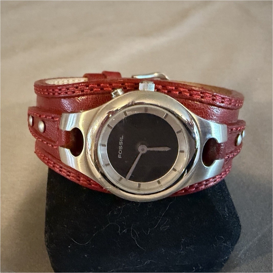 Fossil Women’s Quartz Analog Wristwatch Red Leather Strap Black Dial Silver Case