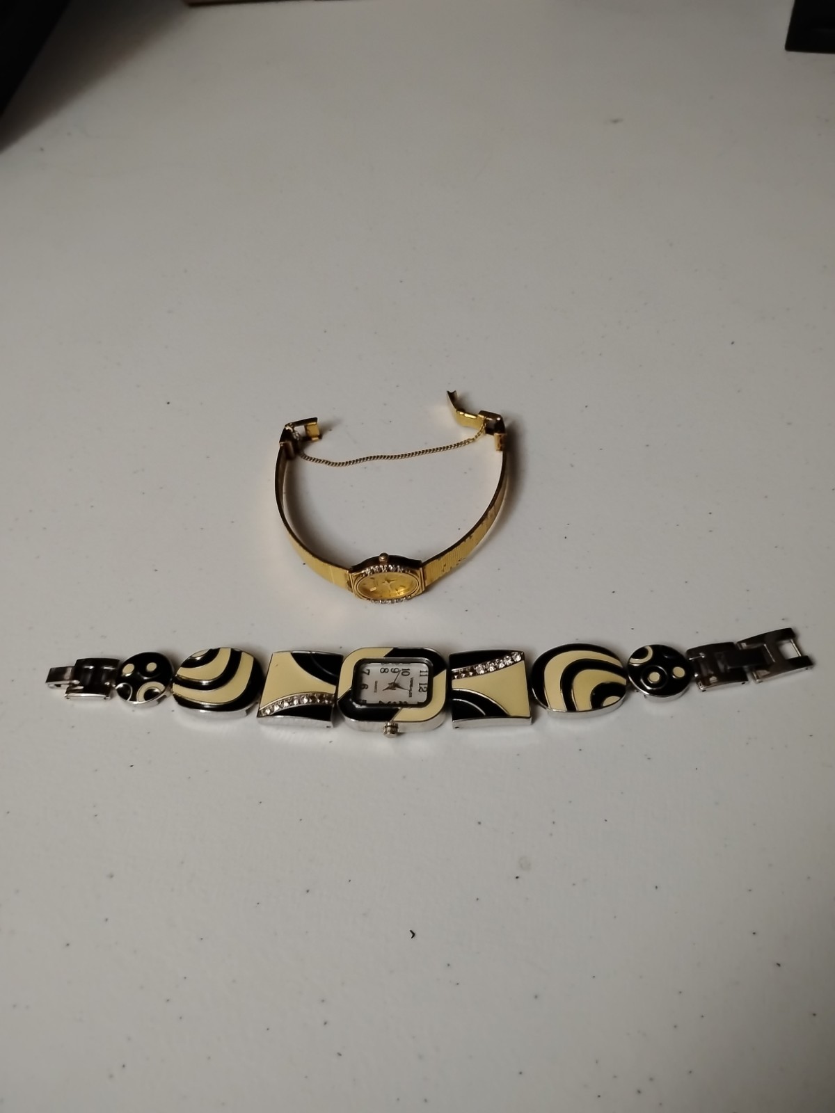 2-piece lot of vintage ladies’ watches. Both watches are completely UNTESTED and