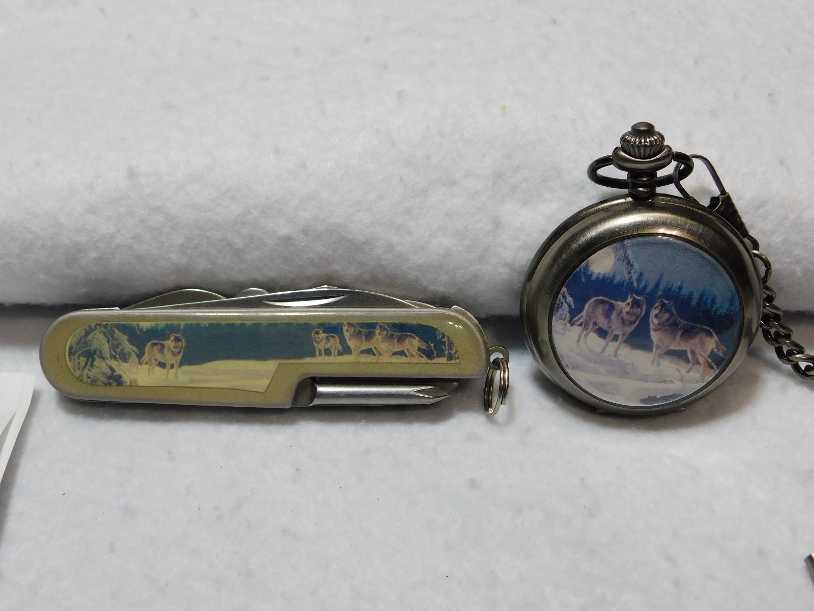 Cedar Creek Wolf Theme Pocket Watch and Folding Knife Set. New Battery