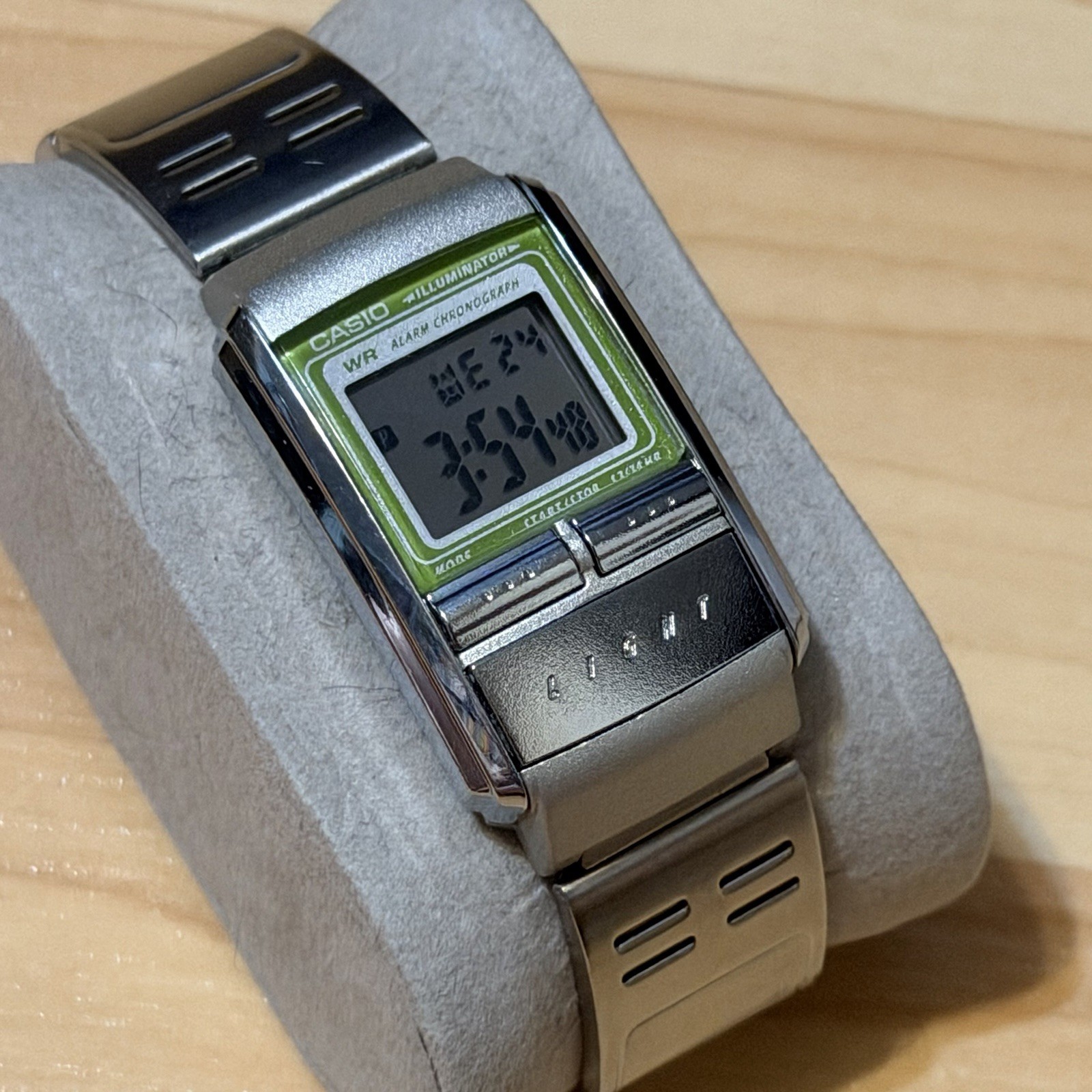 Casio LA-200 Vintage Silver Display Illuminator Futurist Digital Watch LA200 200