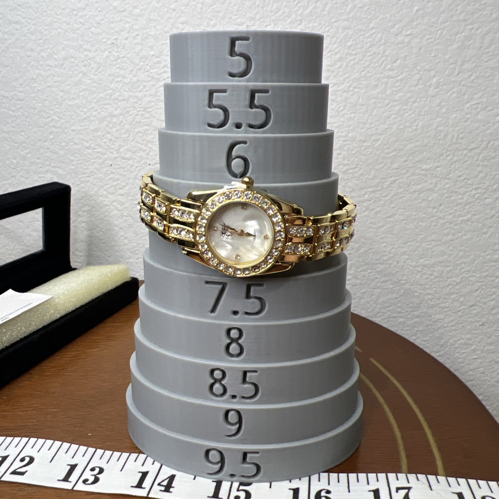 New In Box Elizabeth Taylor Gold Womens Watch White Diamonds Collection New Batt
