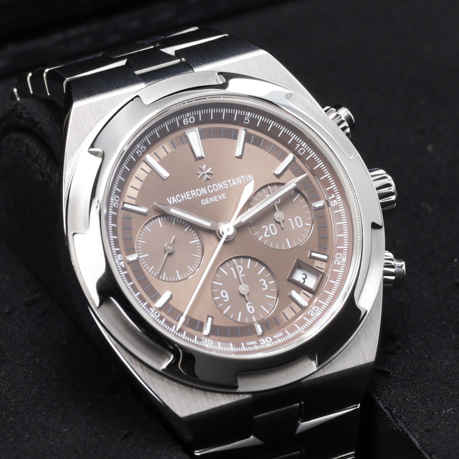 Vacheron Constantin Overseas 2017 42.5mm Steel Brown Dial Bracelet 5500V/110A