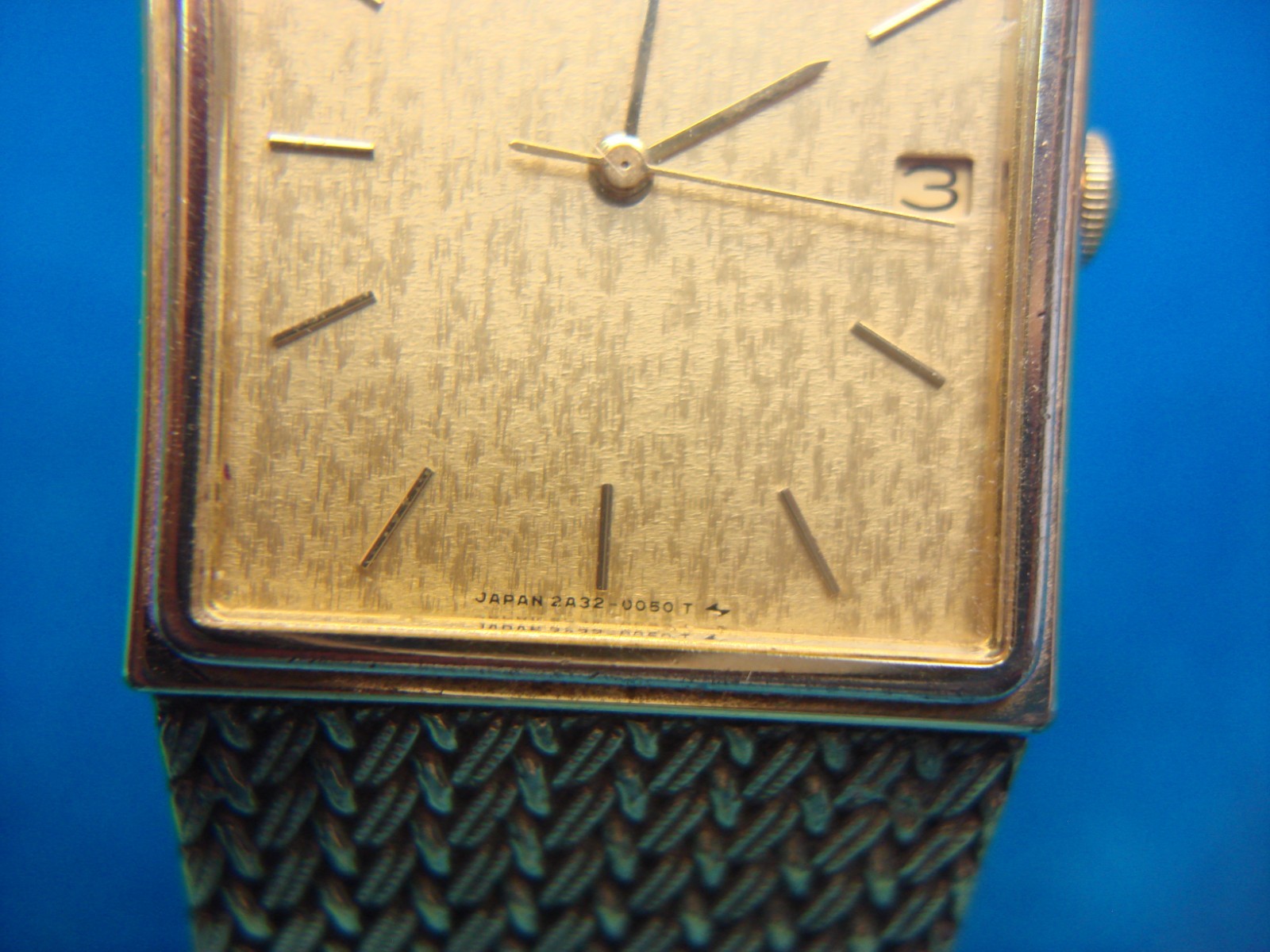 VINTAGE SEIKO 2A32 QUARTZ WRISTWATCH – SEEN SOME WEAR BUT STILL RUNNING WELL