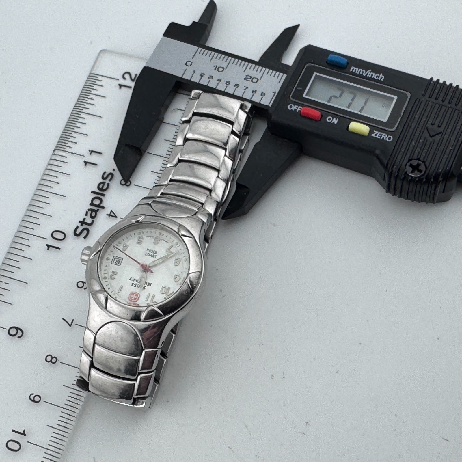 Swiss Military Quartz Watch Women 100m Silver Steel Fixed Bezel New Battery 6.5″