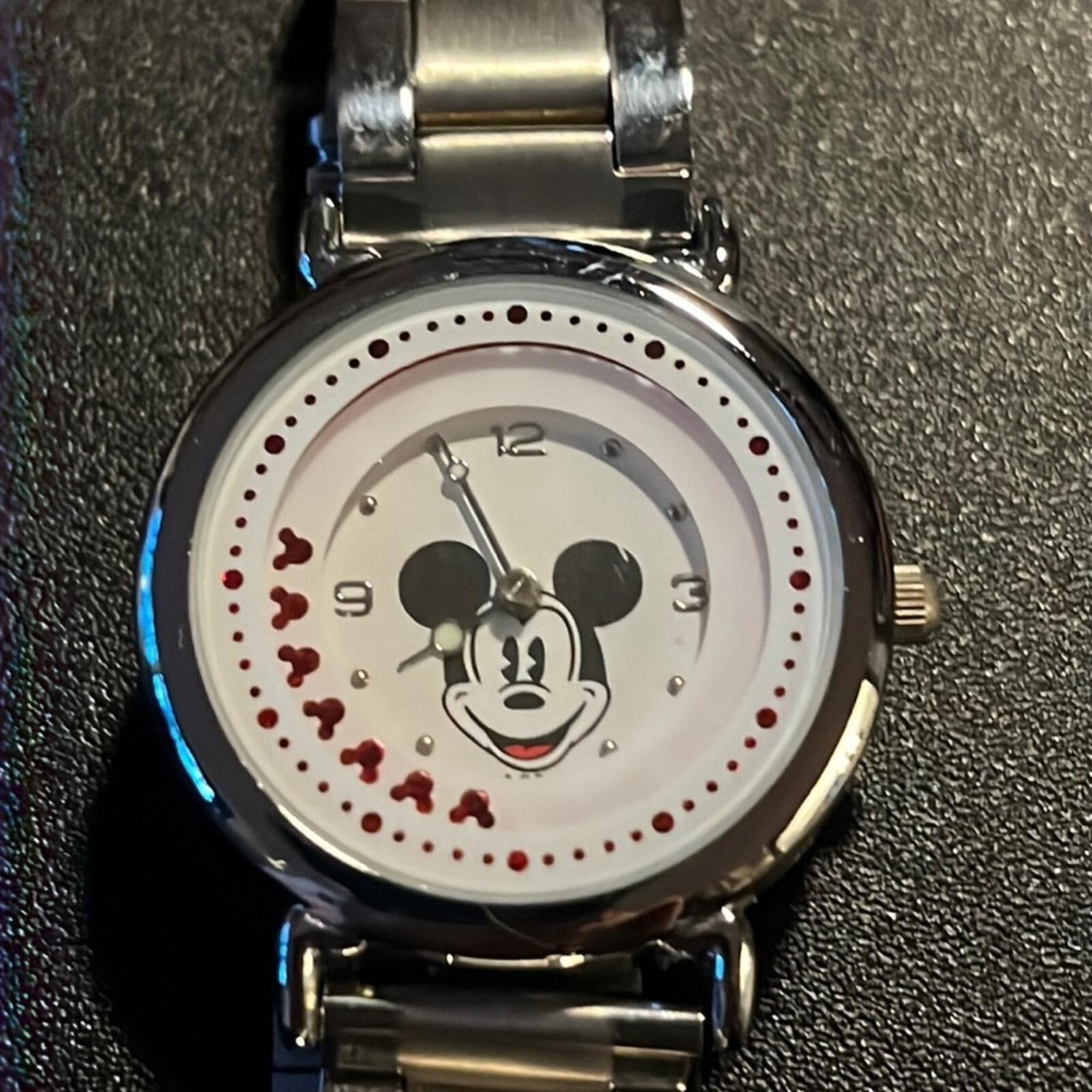 EUC Kede Mickey Mouse watch – rotating hearts second hand