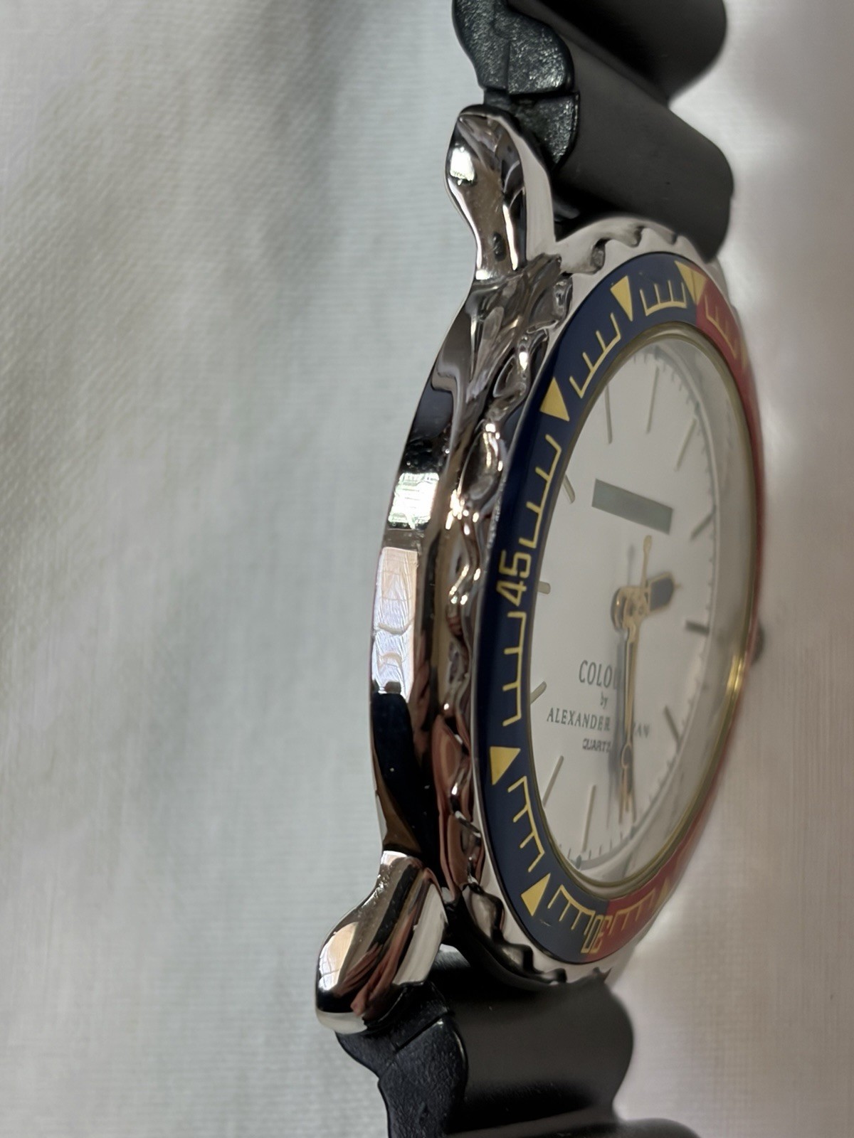 Vintage Colours by Alexander Julian Quartz Watch Red Blue Bezel Runs 40mm