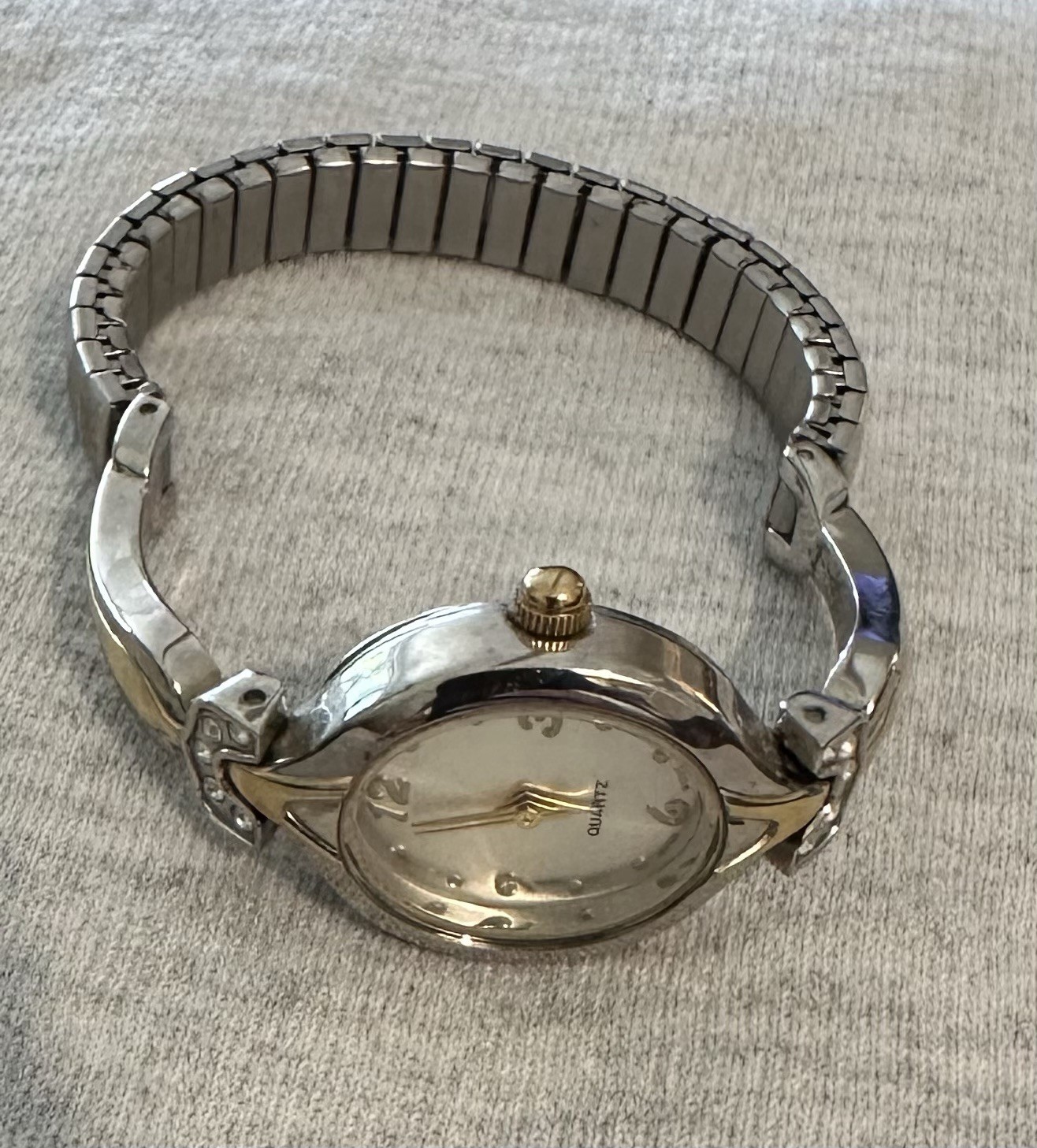 Avon Quartz Women’s Silver-Tone Oval Analog Watch Metal Bracelet Vintage 1990s