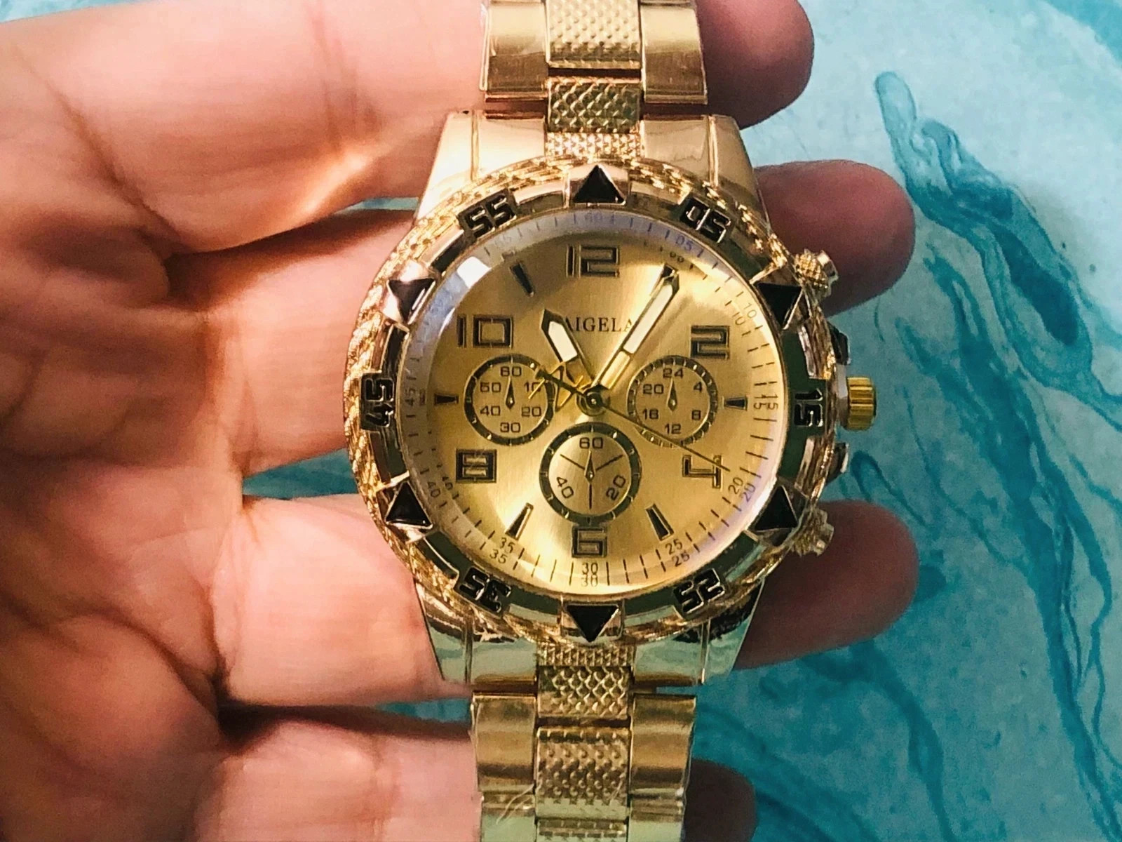 Saigela Men’s Watch – Quartz MVT – Gold Face/Gold Band – Fits up to 10″ – NEW