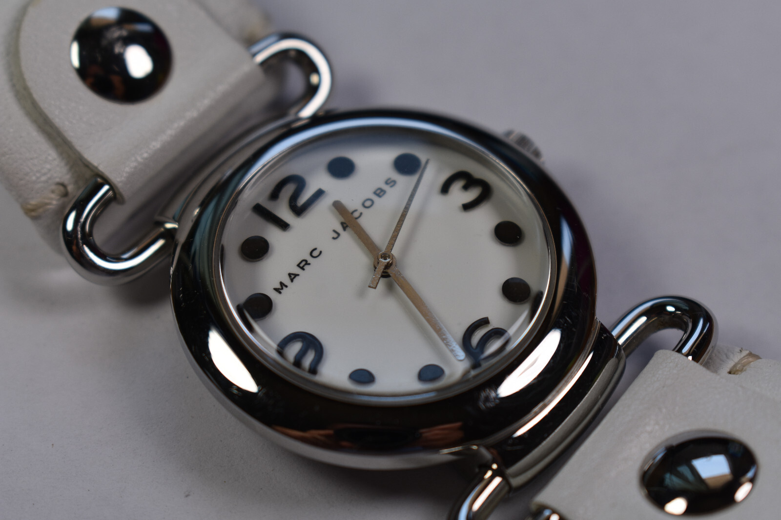 Vintage! Marc Jacobs Women’s MBM1000 White Leather Watch NEW BATTERY!