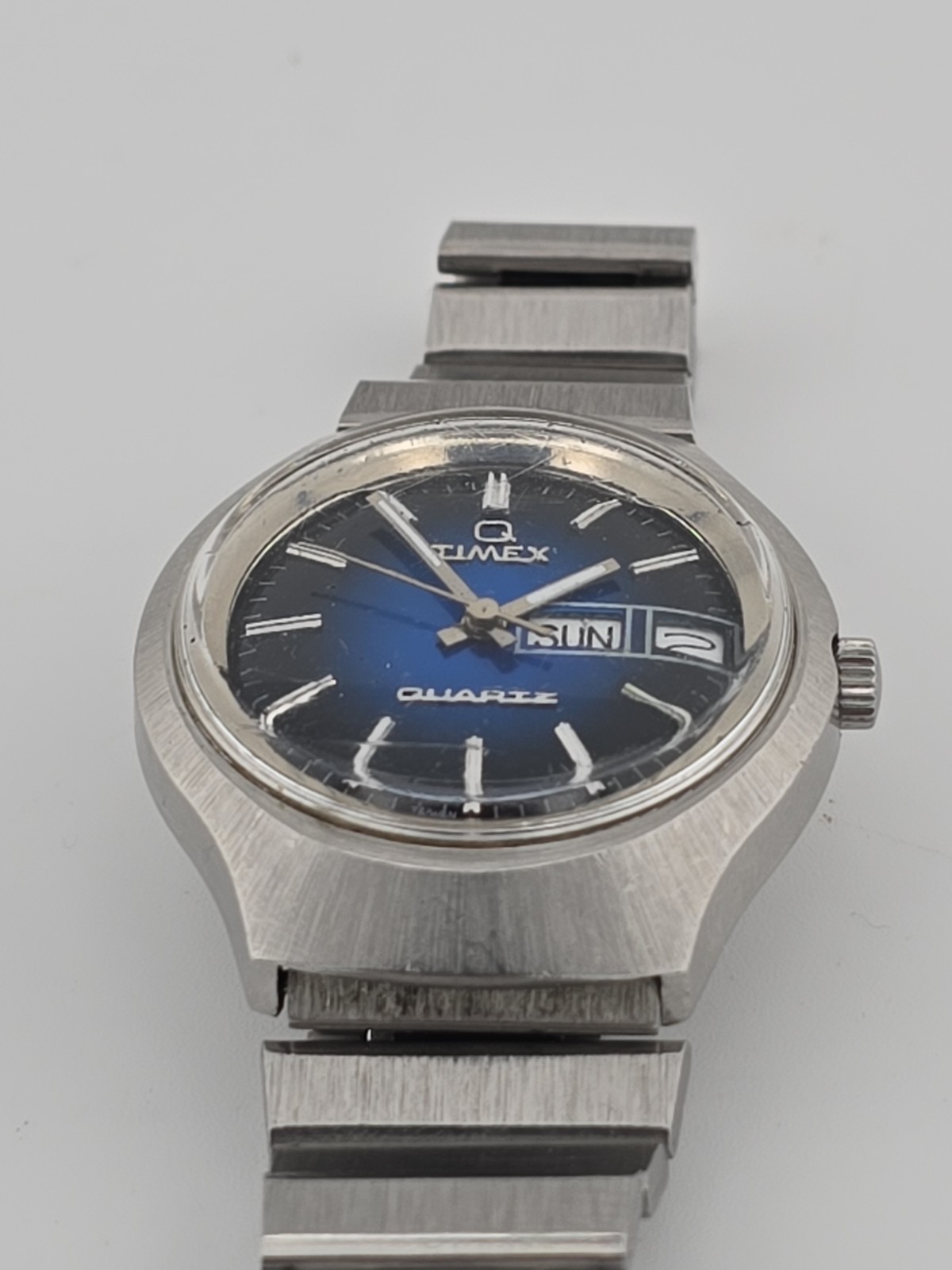 1970’s Vintage Timex Q Quartz Day-Date Watch Blue Dial 38mm w/ Bracelet – Works