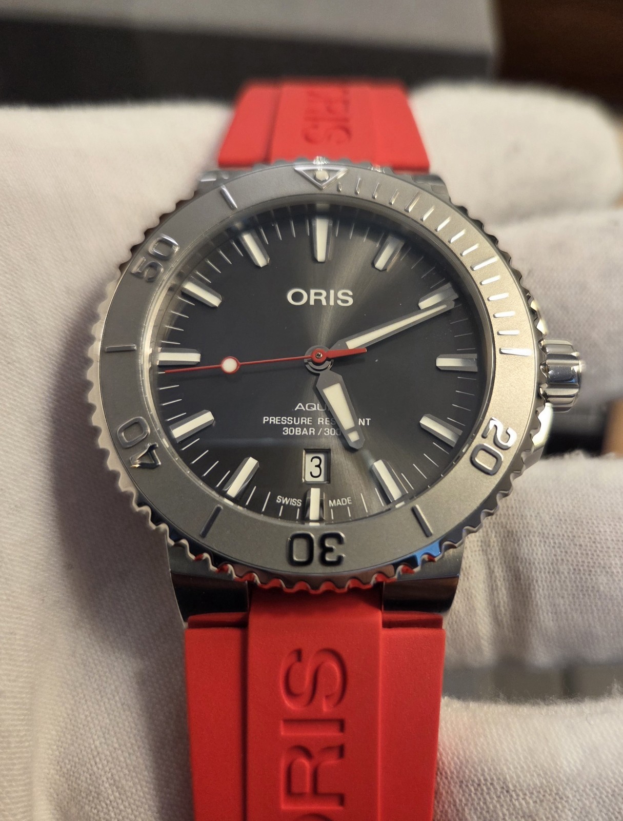 Oris Aquis Diver Automatic 43mm 300m Black Dial Red Rubber Strap Watch